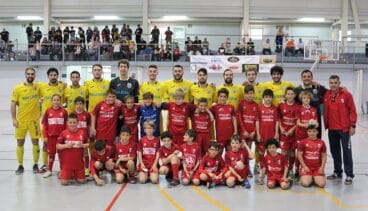 Plantilla del CFS Mar Dénia con los niños del Paidos
