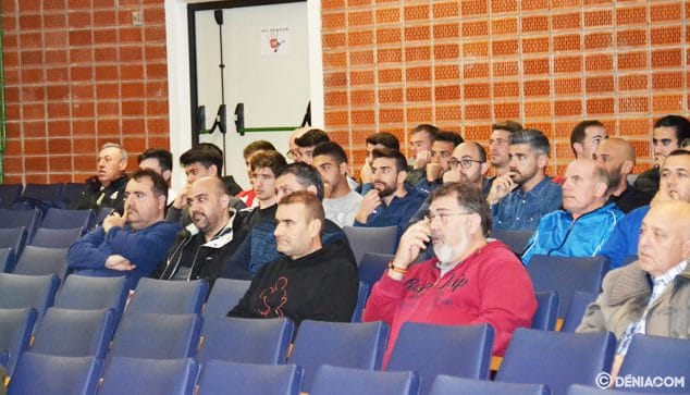 Imagen: Plantilla y cuerpo técnico en la asamblea