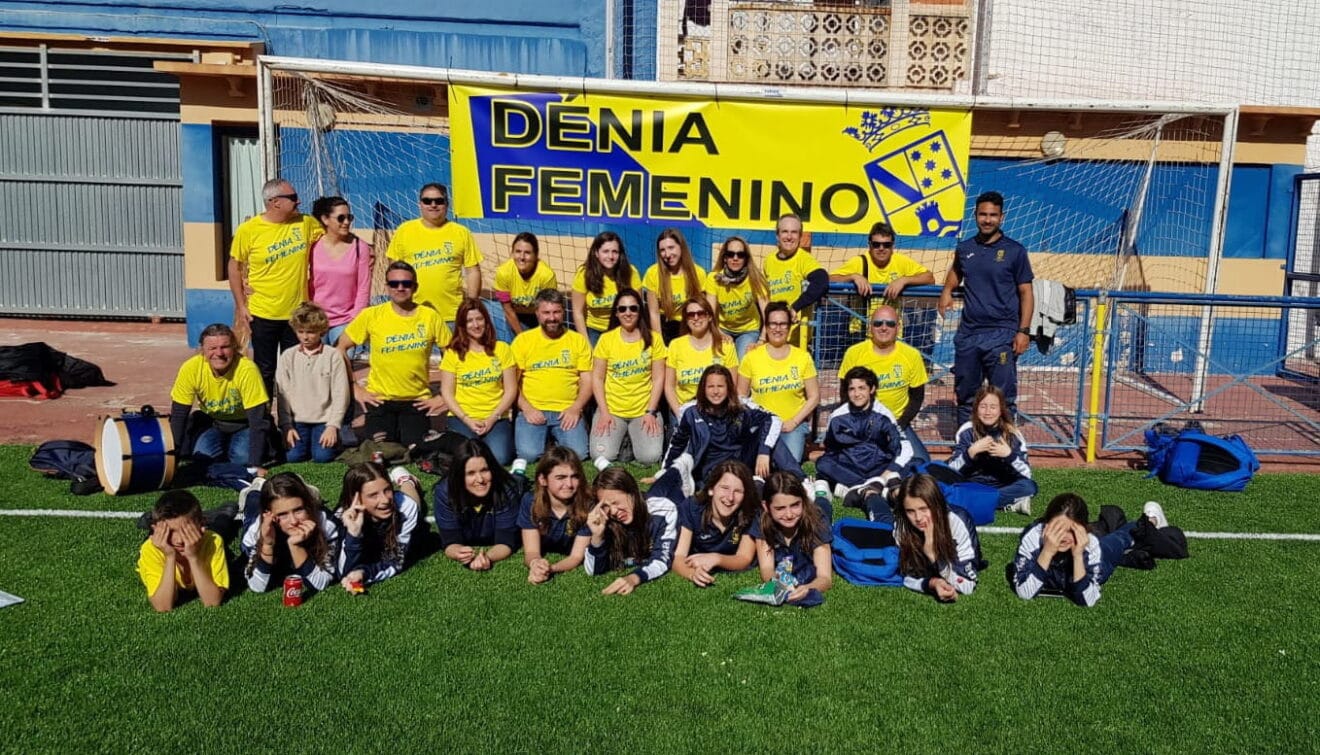 Plantilla y seguidores del FB Dénia Femenino
