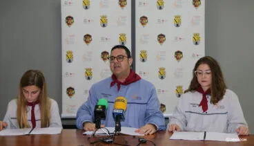 presidente de la junta local fallera junto a las falleras mayores 2020