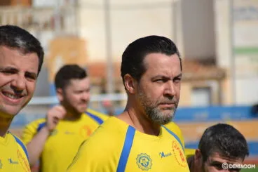 Quique Dacosta escuchando al entrenador