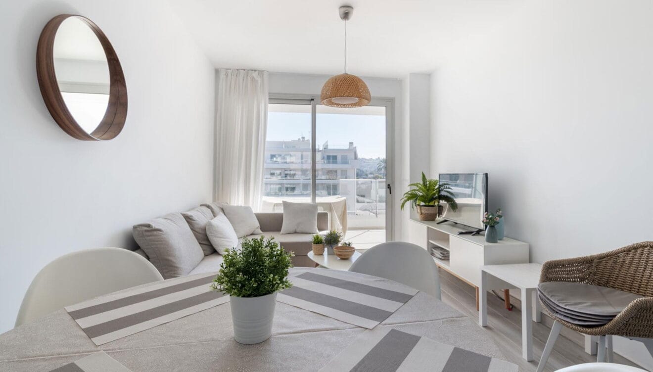 Salón-comedor de un apartamento en alquiler en la urbanización Marina Real en Dénia - Quality Rent a Villa