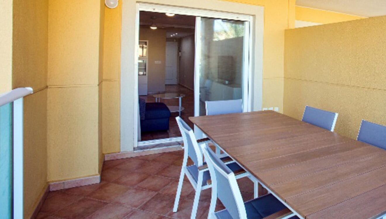 Terraza de un apartamento a pie de playa en alquiler en Dénia - Deniasol
