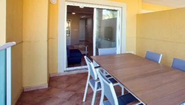 Terraza de un apartamento a pie de playa en alquiler en Dénia – Deniasol