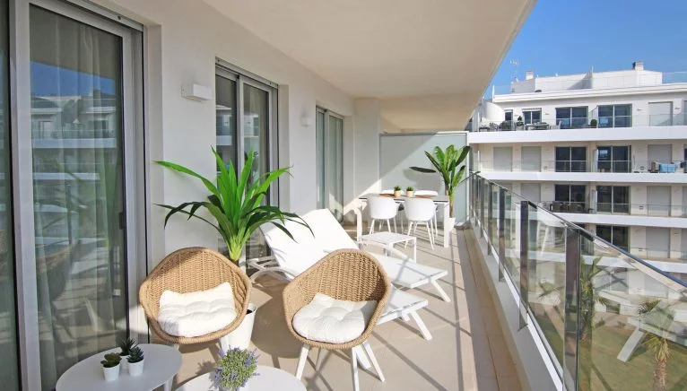Terraza de un apartamento en alquiler en la urbanización Marina Real en Dénia - Quality Rent a Villa