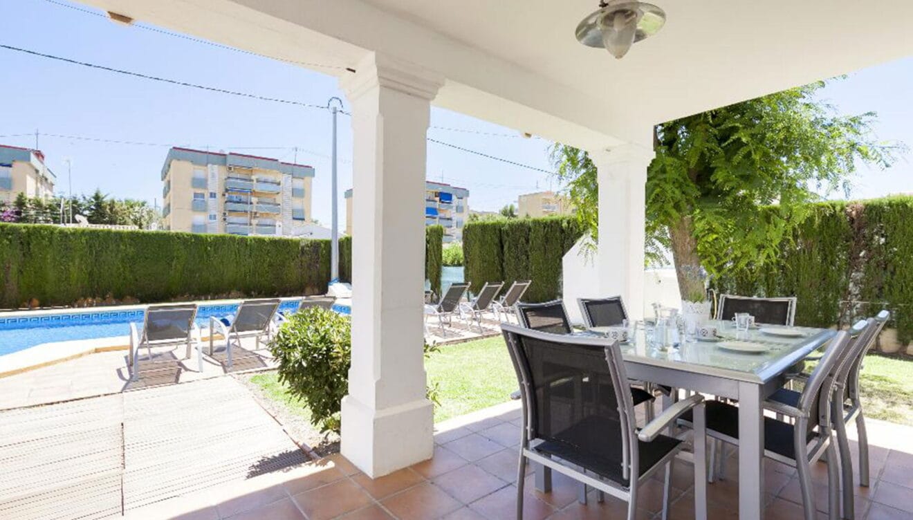 Terraza de un chalet en alquiler en Dénia - Quality Rent a Villa