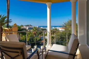 Terraza con vistas al mar y a Dénia en una casa de vacaciones – Aguila Rent a Villa