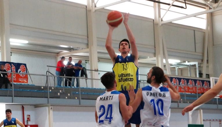 Tiro a canasta de un senior zonal del Dénia Básquet