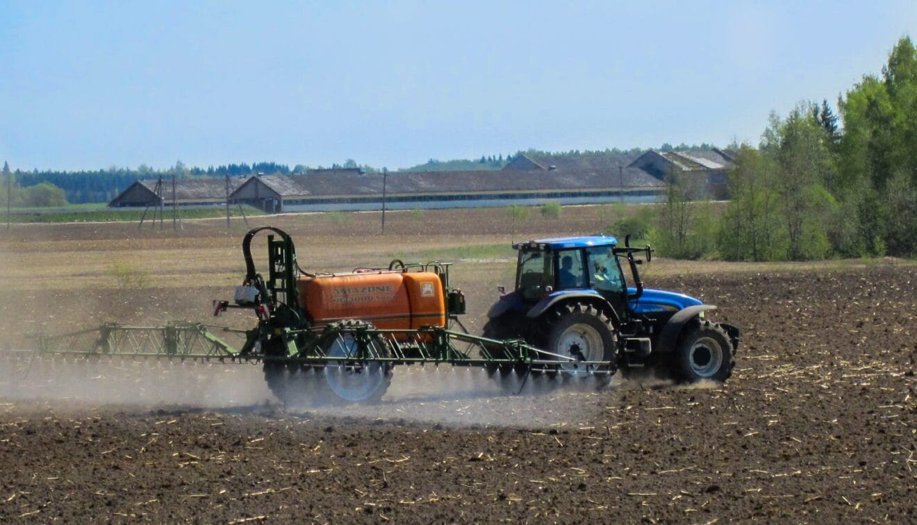 Tractor fumigando