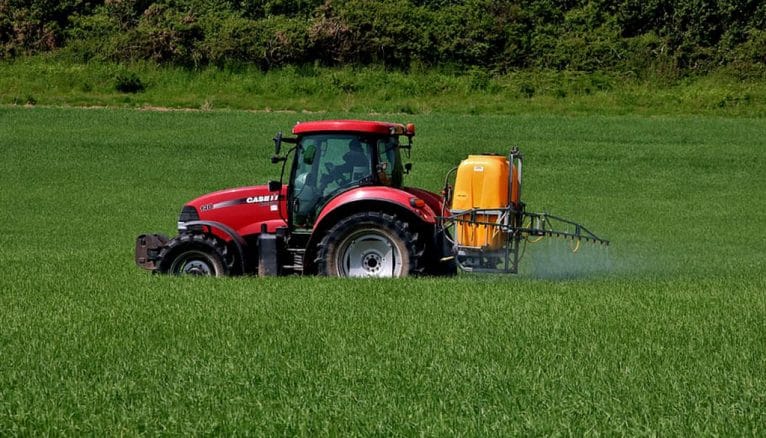 Tractor fumigando el campo