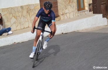 Un participante afronta el ascenso