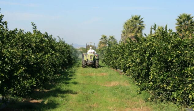 Imagen: Un trabajador con protección para trabajar en el campo
