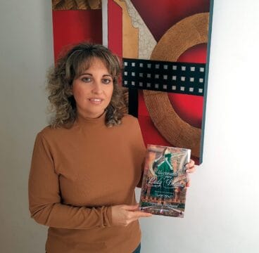 Verónica Mengual con el libro ‘Un coronel para lady Briana’