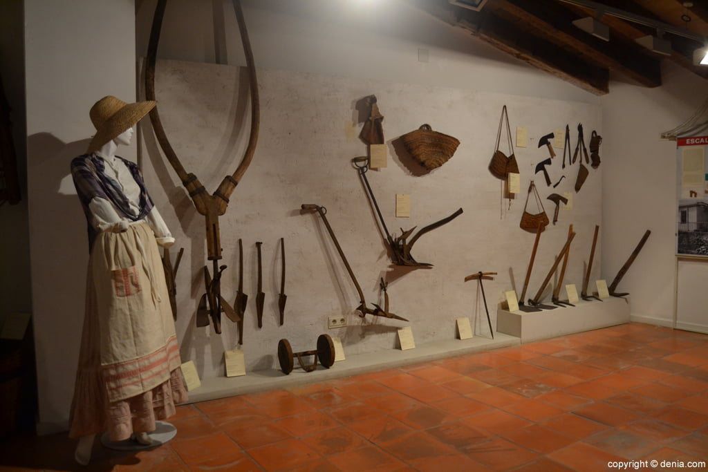 Vestimenta y utensilios para la recolección de la pasa del Museu Etnològic