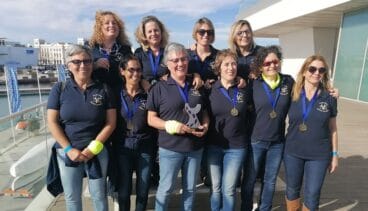 veteranas del club rem denia marina de denia con su trofeo