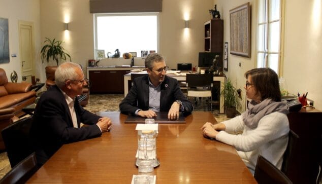 Imagen: Vicent Grimalt, Arcadi España y Mª Josep Crespo en la reunión