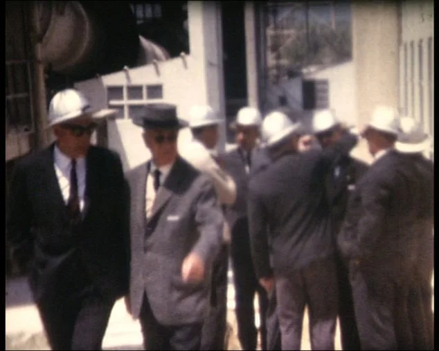 Imagen: Visita de los accionistas a la fábrica. alrededor de 1970 (Fotografía: Ramón Oliver)