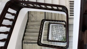 Vista cenital de las escaleras originales del edificio que ahora alberga la Biblioteca de Dénia