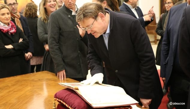 Imagen: Ximo Puig con el título de la ciudad