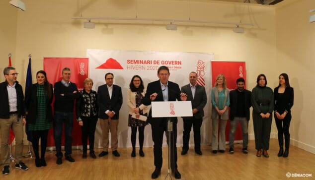 Imagen: Ximo Puig junto a su equipo en el Centre d'Art l'Estació