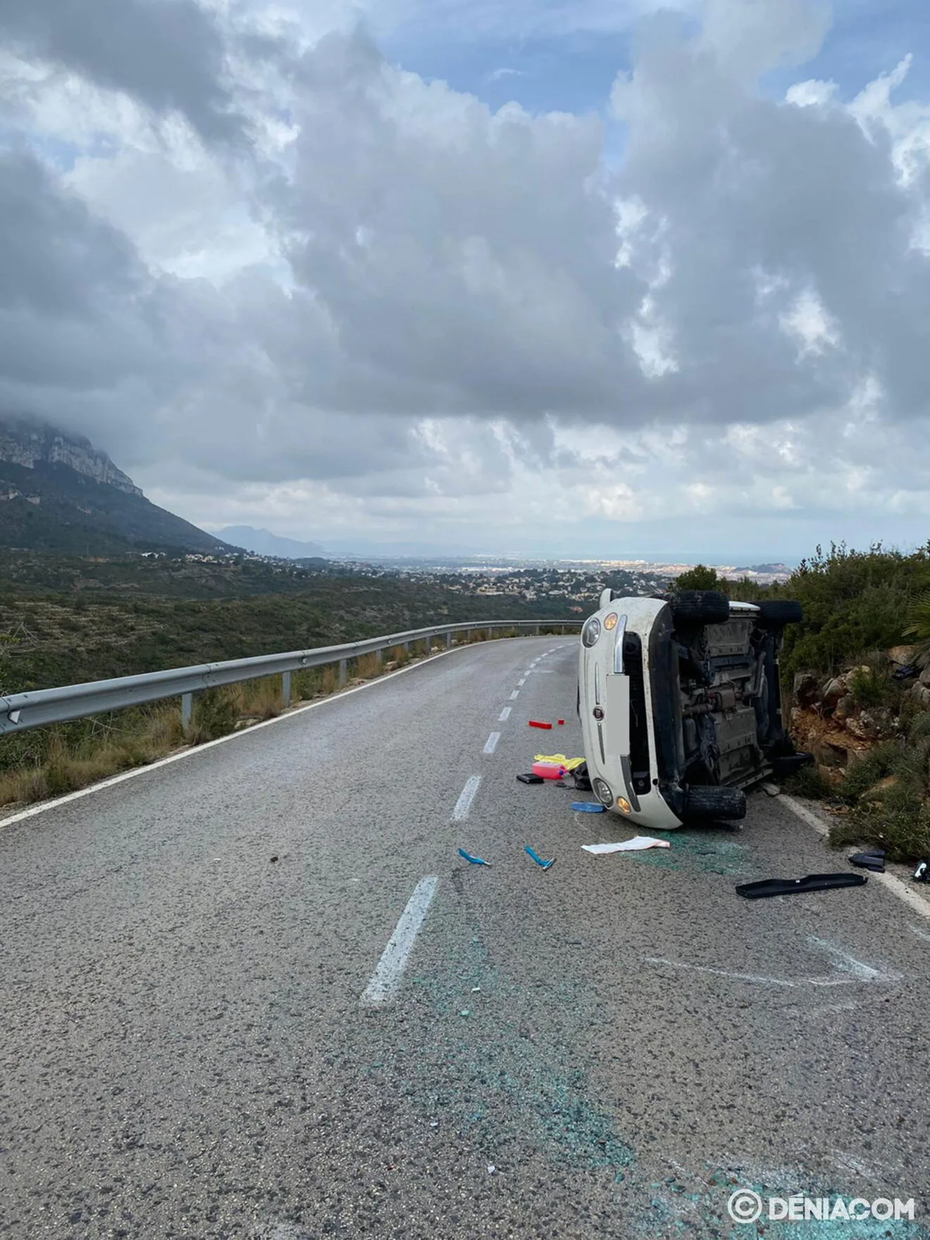 Coche volcado en la carretera de Les Planes en término de Dénia