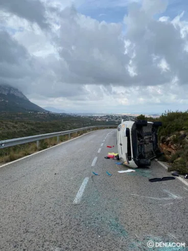 Coche volcado en la carretera de Les Planes en término de Dénia