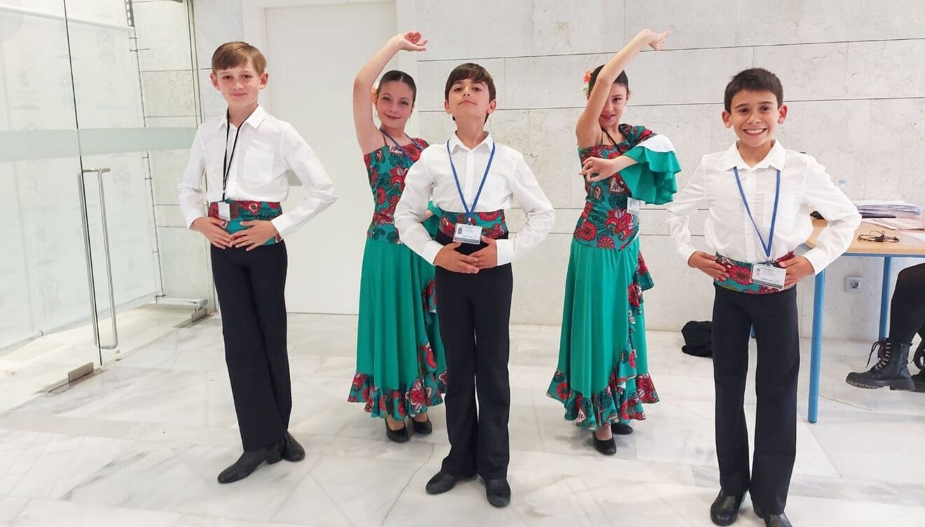 Alumnos de Babylon Escuela de Danza preparados para la actuación