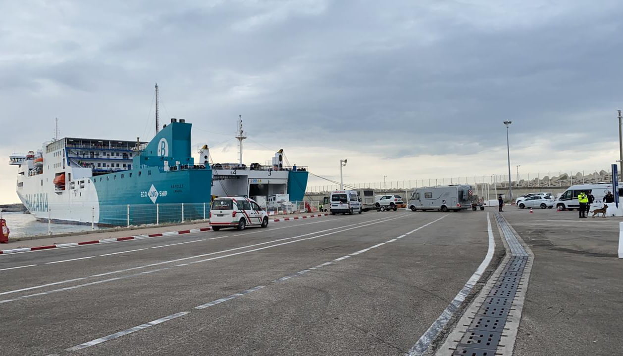 Caravana subiendo a un ferry de Baleària
