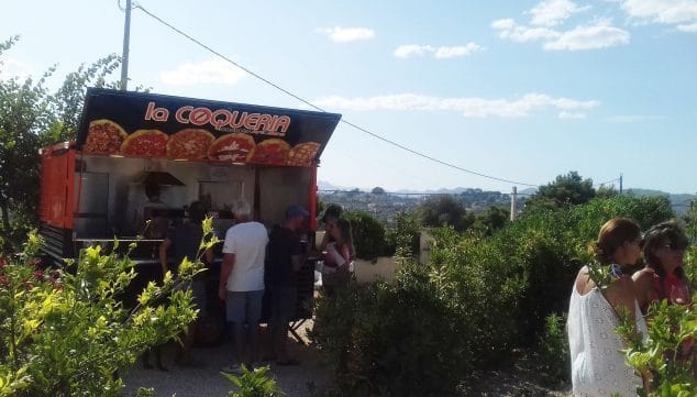 Lleva el foodtruck de La Coquería a tu evento y sorprende a todos con las cocas tradicionales 5 celebracion con foodtruck la coqueria