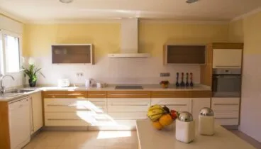 Cocina de un chalet con piscina en alquiler vacacional – Deniasol