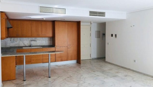 Imagen: Cocina americana en un piso de tres habitaciones en venta en Moraira - Mare Nostrum Inmobiliaria
