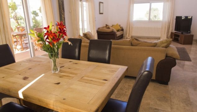 Alquila un precioso chalet de vacaciones para ocho personas con Deniasol 6 comedor chalet vacaciones ocho personas denia deniasol