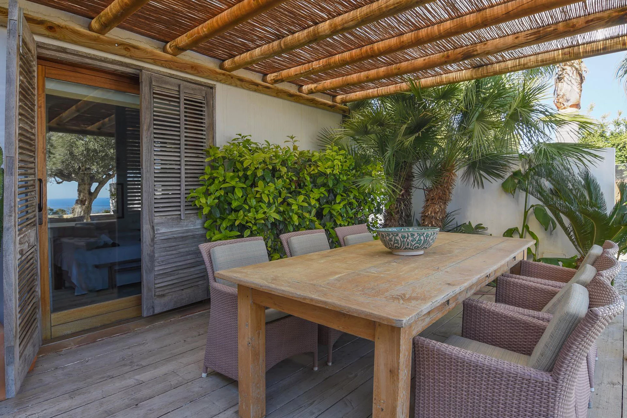 Comedor exterior en una casa de alquiler de vacaciones en Benissa – Aguila Rent a Villa