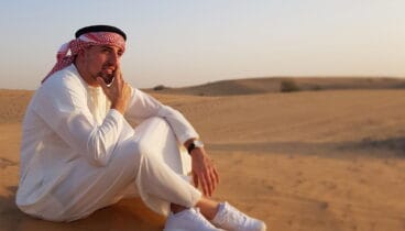El chef en el desierto de los Emiratos, con atuendo típico