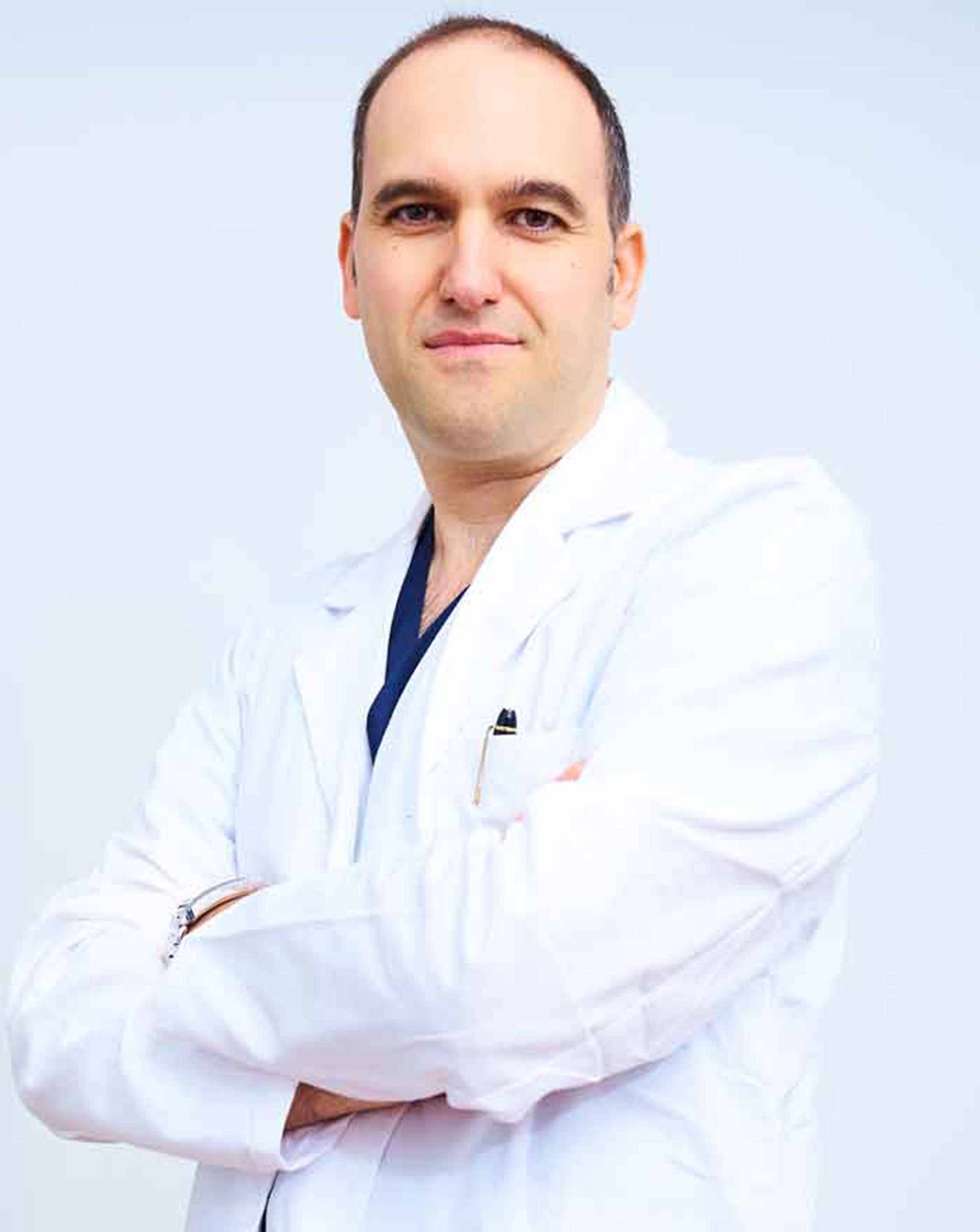 El doctor Pablo Martínez, experto en traumatología – Dra. Iris Alexandra Henkel