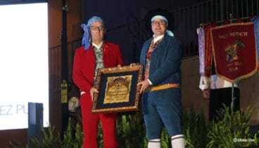 El presidente de la Junta Local Fallera hace entrega del diploma al pregonero 2020