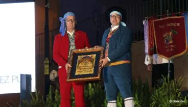 El presidente de la Junta Local Fallera hace entrega del diploma al pregonero 2020