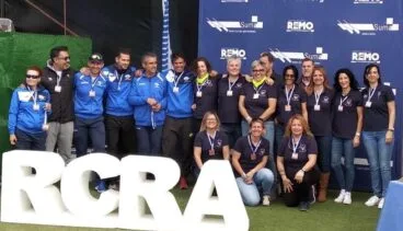 equipo veteranas del cr marina de denia en el podio