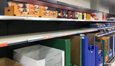 Estantería semivacía en un supermercado de Dénia