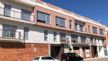 Fachada de la finca en que se encuentran diversos pisos en venta en Ondara – Mare Nostrum Inmobiliaria