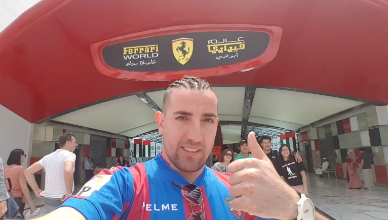Marco Antonio en el parque de atracciones Ferrari World, en Abu Dhabi