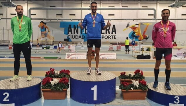 juanra pous en el primer puesto del podio