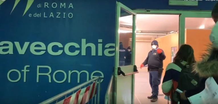 Momento del video que grabaron los españoles repatriados desde Italia en un ferry el pasado 24 de marzo