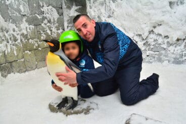 Marco Antonio Blanquer con su hija, posando con los pingüinos en Dubái