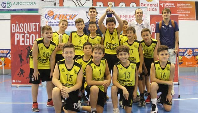 Massimo Cippiteli, único alicantino que jugará el Nacional Alevín con la Selección Valenciana 1 Imagen: Massimo con su equipo alevín del Dénia Básquet