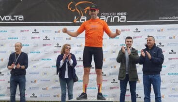Moisés Espinós en el podio con el maillot de vencedor