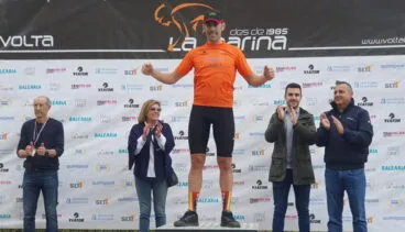 moises espinos en el podio con el maillot de vencedor