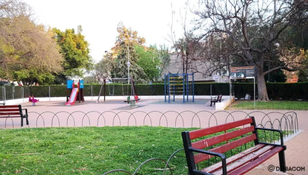 Balance de los primeros días de estado de alarma: testimonios e iniciativas positivas 2 Imagen: Inusual imagen de un parque vacío en Dénia