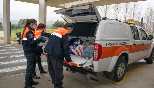 El Hospital de Dénia entrega a las residencias de la Marina Alta material sanitario y de protección 2 Imagen: Protección civil traslada el material