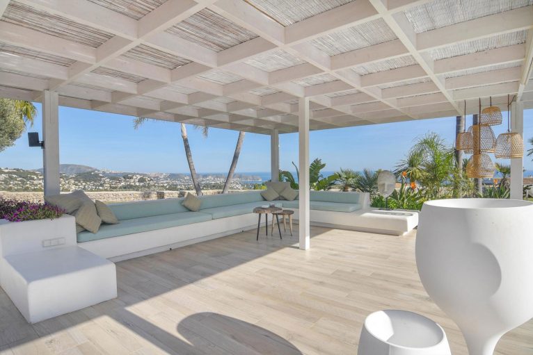 Una de las cuatro terrazas en una casa de lujo en alquiler vacacional - Aguila Rent a Villa